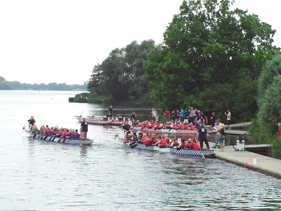 參賽船隻出發就定位