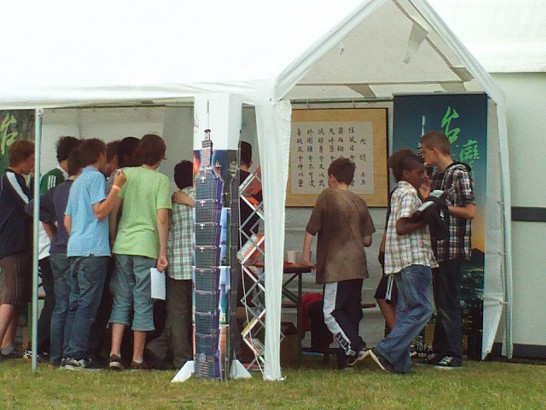 參賽學生聚集台灣文化展場所取書法及文宣品