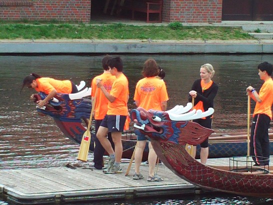 台灣隊準備登上由台灣贈與漢堡的正宗台灣龍舟進行奪標比賽