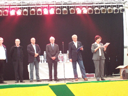 我駐漢堡辦事處張處長曉妮於頒獎典禮致詞，其右依序為漢堡龍舟協會會長Mr. Fuchs，漢堡邦議會副議長Mr. Proog以及竹有會會長 Dr. Boesken