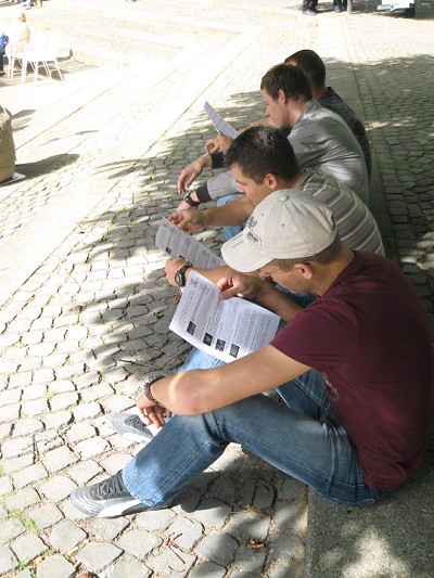 蘭陽舞蹈團於漢堡植物園演出，觀眾詳閱舞碼介紹