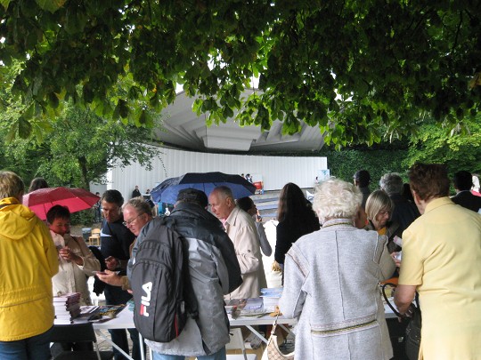 前往漢堡植物園欣賞蘭陽舞蹈團演出觀眾取閱漢堡新聞處準備之各類台灣相關資料