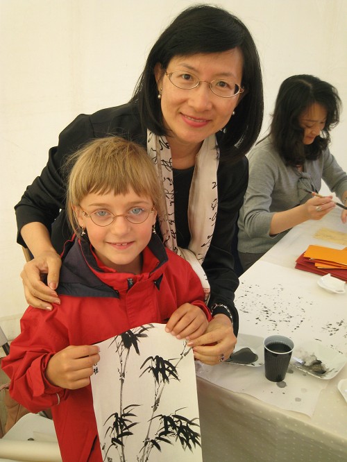 配合蘭陽舞蹈團演出在St. Peter Ording舉辦台灣日，像來賓介紹書法及國畫