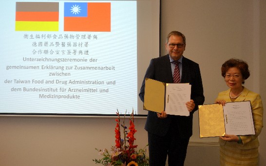 本處陳大使華玉(右)與德國聯邦藥品暨醫療器材署署長Mr.Prof. Dr. Karl Broich(左)合影