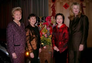 27. Januar 2006 Neujahrsfest des Chinesischen Vereins in Hamburg e.V. (v. li.) Barbara Ahrons, CDU-Bürgerschaftsabgeordnete, Rose Pauly, ehem. Vizepräsidentin der Bürgerschaft, Agnes Hwa-Yue Chen, Generaldirektorin der Taipeh Vertretung Hamburg, Bettina Bliebenich, Vizepräsidentin der Bürgerschaft.