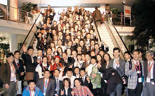 駐慕尼黑辦事處鄭處長兆元於100年10月27日參加2011年第63屆「紐倫堡國際發明展」開幕典禮,與我國代表團全體團員合影留念