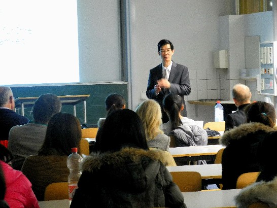 駐慕尼黑辦事處鄭處長兆元應邀於100年12月8日赴奧古斯堡大學以「台海關係」為題進行演講