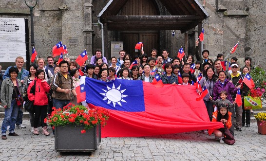 駐慕尼黑辦事處派員參加中華婦女聯合會南德支會於100年6月11日所辦"慶祝中華民國建國一百年暨端午節郊遊"活動