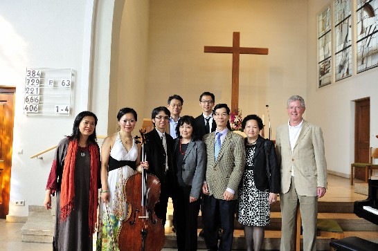 駐慕尼黑辦事處鄭處長兆元於100年8月13日應邀參加斯圖佳市"慶祝中華民國建國一百年音樂會"與團員及工作人員合影留念