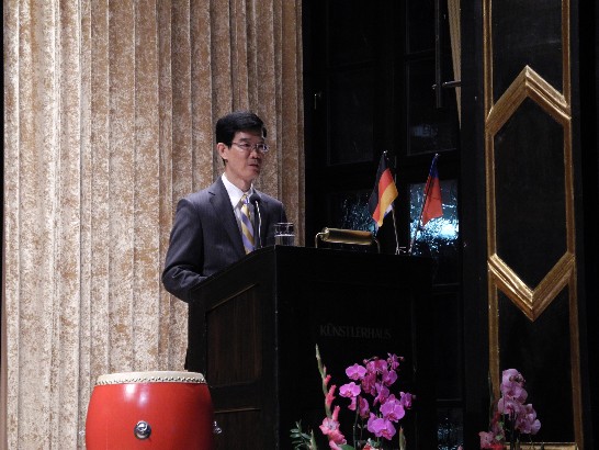 駐慕尼黑辦事處鄭處長兆元於101年10月9日在慕尼黑市Kuenstlerhaus所辦慶祝中華民國101年雙十國慶酒會向與會來賓致歡迎詞!