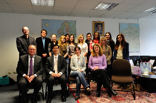 駐慕尼黑辦事處鄭處長兆元於101年3月19日為德國巴伐利亞邦Straubing市Ursulinen-Schulstiftung文科中學訪華師生進行國情簡介