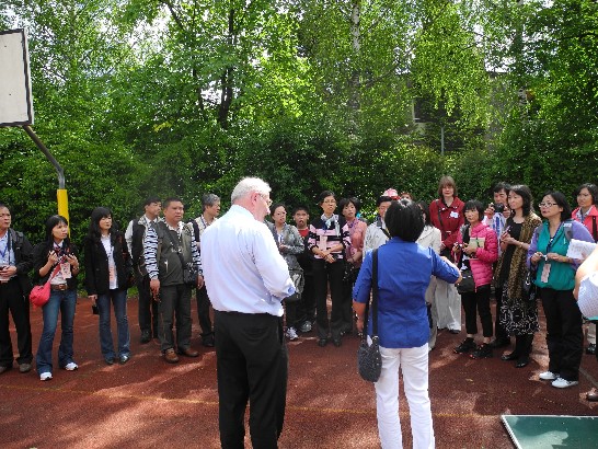 教育部陳常務次長益興於101年6月14日率領100年度師鐸獎獲獎人員等乙行前來慕尼黑參訪德國學校!