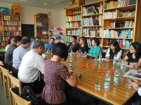 駐慕尼黑辦事處鄭處長兆元於101年6月21日陪同教育部100年度師鐸獎第三梯獲獎人員等乙行參訪德國學校!