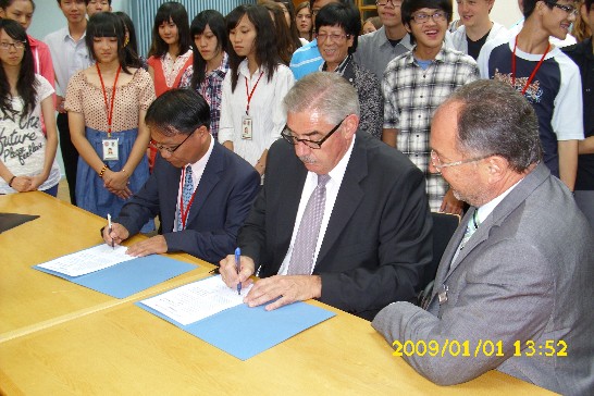 新北市三民高中張學務主任榮焜與Kempfenhausen文科中學校長Liebl於101年7月11日假史坦堡縣縣府正式簽署"姊妹校締結書"!