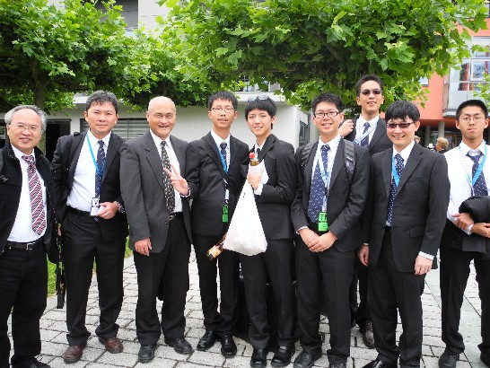 2012年國際青年物理世界盃(International Young Physicists’Tournament)競賽於101年7月21日在德國巴登伍騰堡邦Bad Saulgau鎮舉行開幕式，本處派員前往探視我參賽選手!