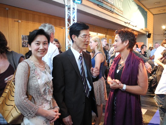 駐慕尼黑辦事處鄭處長兆元夫婦於101年7月26日赴巴伐利亞邦史坦堡縣參加該縣第6屆"五湖電影展"開幕儀式!