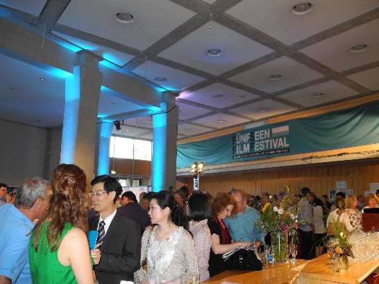 駐慕尼黑辦事處鄭處長兆元夫婦於101年7月26日赴巴伐利亞邦史坦堡縣參加該縣第6屆"五湖電影展"開幕儀式!