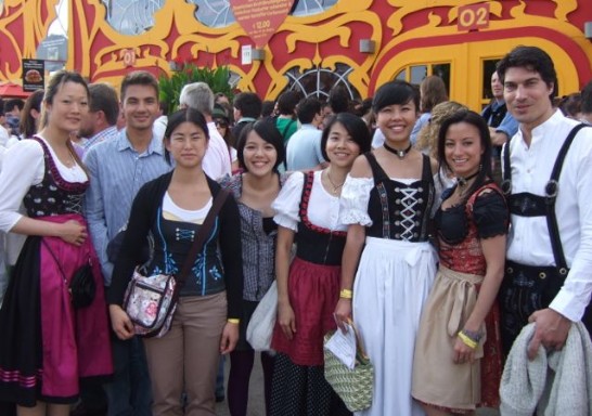 德國台灣商會聯合會青商會於101年9月23日假慕尼黑舉辦"啤酒節暢遊"活動!