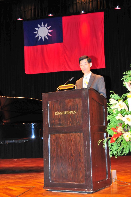 駐慕尼黑辦事處於102年10月10日假慕尼黑Kuenstlerhaus宴會廳舉辦慶祝中華民國102年雙十國慶酒會,會中鄭處長兆元向與會來賓致歡迎詞!