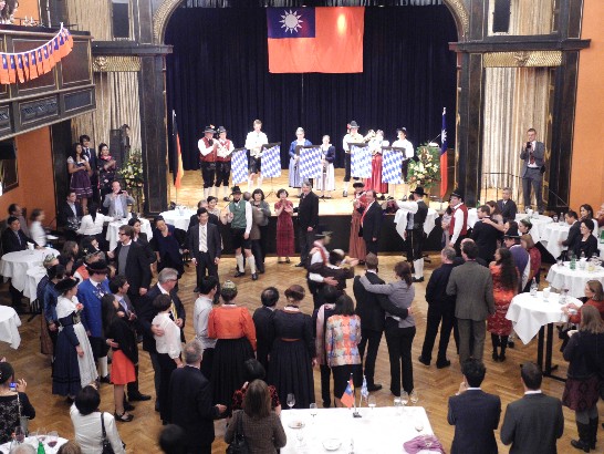 駐慕尼黑辦事處於102年10月10日假慕尼黑Kuenstlerhaus宴會廳舉辦慶祝中華民國102年雙十國慶酒會,會中邀請德南知名"Tutzinger Gilde民俗舞樂團"表演!