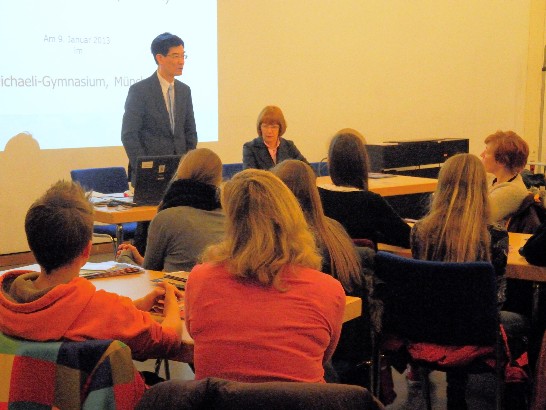 駐慕尼黑辦事處鄭處長兆元於102年1月9日前往德國巴伐利亞邦Michaeli文科中學進行國情簡介!