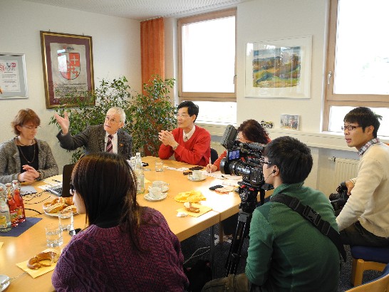 駐慕尼黑辦事處鄭處長兆元於102年11月26日陪同聯合報記者採訪團參訪巴登符騰堡邦Maselheim市政建設及節能措施。