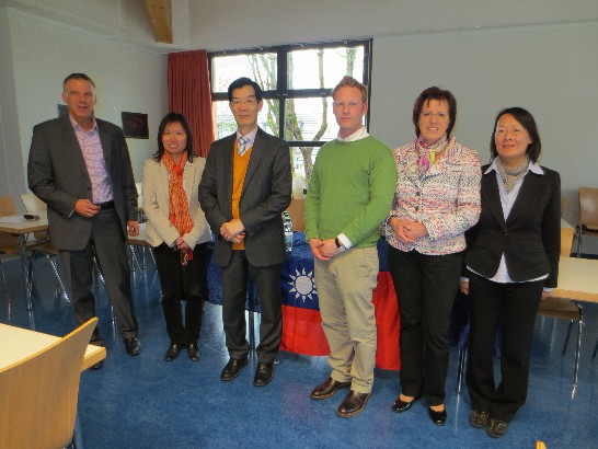 駐慕尼黑辦事處鄭處長兆元受邀於102年4月20日赴德國巴登伍騰堡邦Weil縣克普勒文科中學進行國情簡介,與該校校長Dr. Bayer等乙行合影留念!