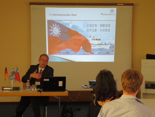 駐慕尼黑辦事處於102年6月21至22日舉辦第3屆「德國留台校友會」,會中邀請德國Trier大學政治系教授暨著名中國問題專家Dr. Dirk Schmidt，就東南海緊張情勢（Spannungsraum Süd- und Ostchinesisches Meer）作專題演講!