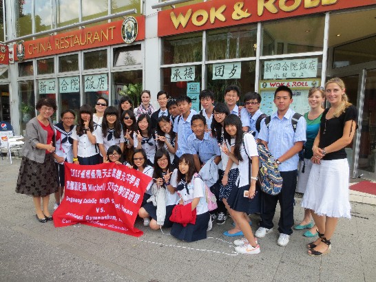 駐慕尼黑辦事處鄭處長兆元於102年7月15日接見Michaeli文科中學及台南德光中學師生等乙行!