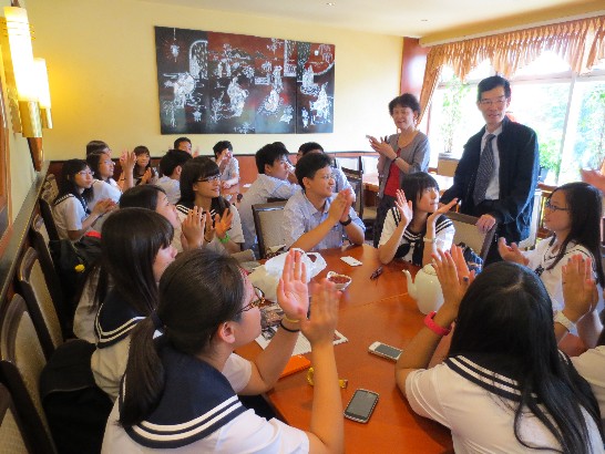 駐慕尼黑辦事處鄭處長兆元於102年7月15日宴請Michaeli文科中學及台南德光中學師生等乙行!