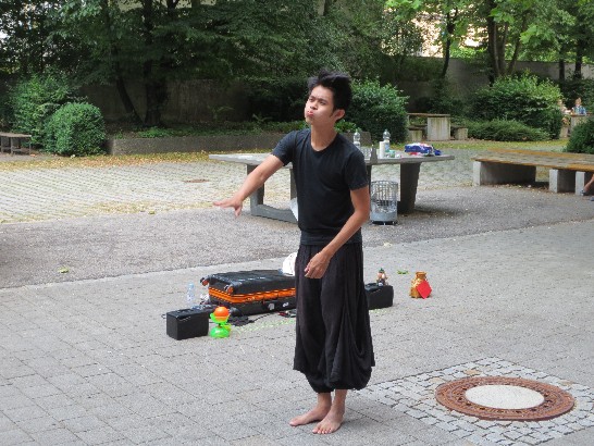 德國台灣協會於102年7月13日邀請溜溜球世界冠軍楊元慶先生蒞臨慕尼黑中文學校表演!