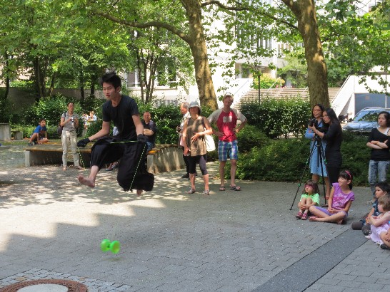 德國台灣協會於102年7月13日邀請溜溜球世界冠軍楊元慶先生蒞臨慕尼黑中文學校表演!