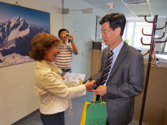 Seligenthal文科中學教師Fischer女士致贈本處禮物!