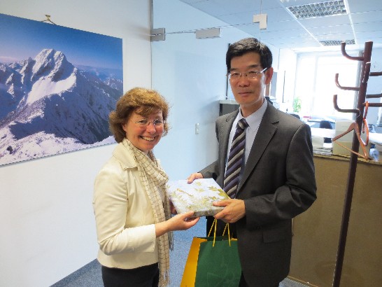 Seligenthal文科中學教師Fischer女士致贈本處禮物!