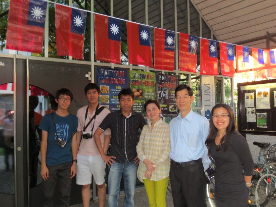 駐慕尼黑辦事處鄭處長兆元夫婦於102年7月8日出席我國交通大學交換學生假慕尼黑工業大學舉辦"台灣之夜"活動。