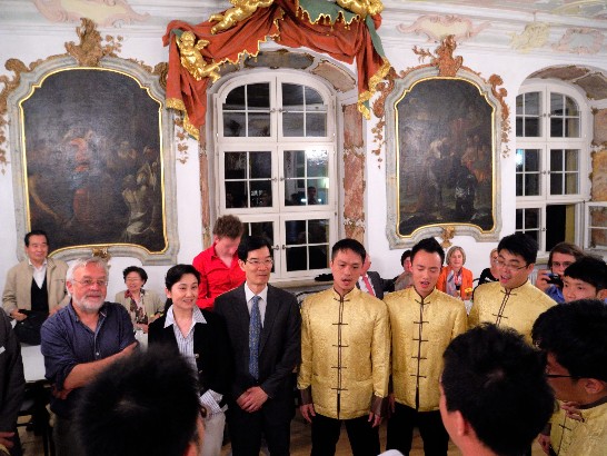 駐慕尼黑辦事處鄭處長兆元夫婦於102年8月11日應邀參加德國巴登伍騰堡邦青年音樂學院所舉辦2013年國際合唱節,並與我國拉縴人合唱團團員晤面!