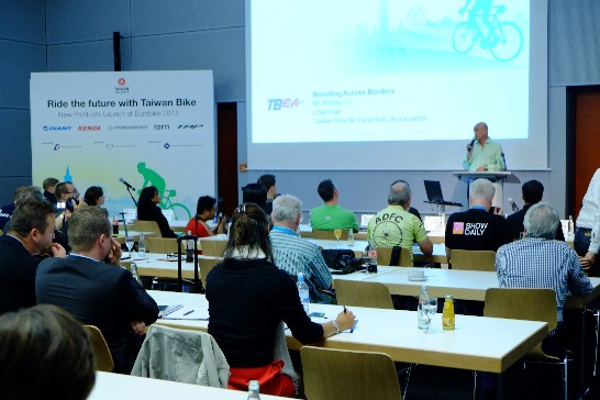 駐德國代表處陳大使華玉偕駐慕尼黑辦事處鄭處長兆元於102年8月29日出席"德國Eurobike展"台灣自行車精品記者會!