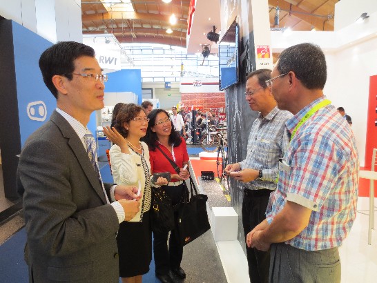 駐德國代表處陳大使華玉偕駐慕尼黑辦事處鄭處長兆元於102年8月29日出席"德國Eurobike展"台灣自行車精品記者會,並於會後探訪我參展廠商!