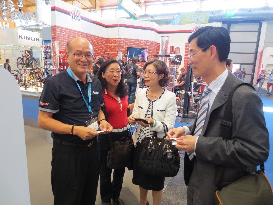 駐德國代表處陳大使華玉偕駐慕尼黑辦事處鄭處長兆元於102年8月29日出席"德國Eurobike展"台灣自行車精品記者會,並於會後探訪我參展廠商!