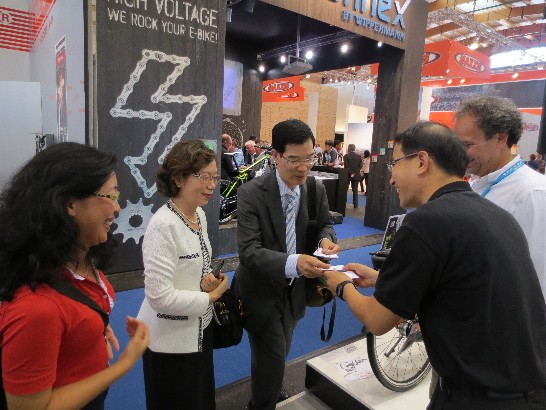 駐德國代表處陳大使華玉偕駐慕尼黑辦事處鄭處長兆元於102年8月29日出席"德國Eurobike展"台灣自行車精品記者會,並於會後探訪我參展廠商!