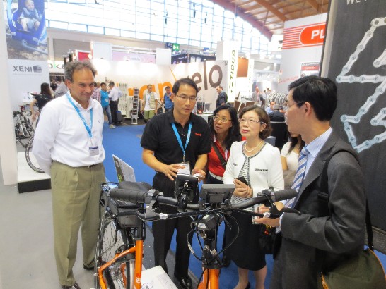 駐德國代表處陳大使華玉偕駐慕尼黑辦事處鄭處長兆元於102年8月29日出席"德國Eurobike展"台灣自行車精品記者會,並於會後探訪我參展廠商!