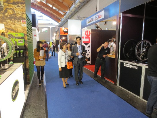 駐德國代表處陳大使華玉偕駐慕尼黑辦事處鄭處長兆元於102年8月29日出席"德國Eurobike展"台灣自行車精品記者會,並於會後探訪我參展廠商!