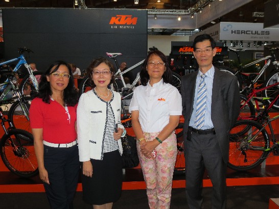 駐德國代表處陳大使華玉偕駐慕尼黑辦事處鄭處長兆元於102年8月29日出席"德國Eurobike展"台灣自行車精品記者會,並於會後探訪我參展廠商!