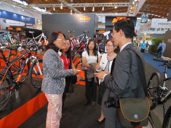 駐德國代表處陳大使華玉偕駐慕尼黑辦事處鄭處長兆元於102年8月29日出席"德國Eurobike展"台灣自行車精品記者會,並於會後探訪我參展廠商!