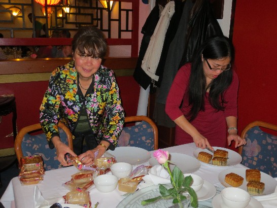 駐慕尼黑辦事處鄭處長兆元夫婦出席102年9月19日中華婦女聯合會南德支會所辦"中秋節聯歡會"!