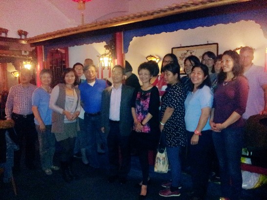 為慶祝本年教師節，宣揚尊師重道之傳統中華文化，本處剛剛走馬上任之張處長維達夫婦於9月27日晚間邀請慕尼黑中文學校全體教師餐敘並就校務推展交換意見，計有校長陳怡欣女士、前任校長楊翠琴女士、僑務顧問于吉先生及教師王趙莉莉女士等共15人出席，場面熱絡。