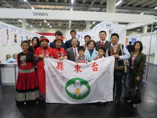 駐德國陳大使華玉偕駐慕尼黑辦事處張總領事維達赴展場探視我參展攤位