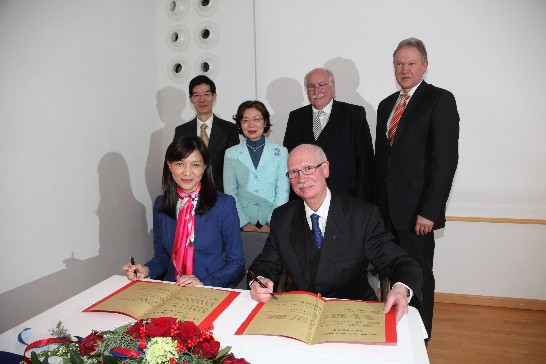 駐德國台北代表處陳大使華玉偕駐慕尼黑辦事處鄭處長兆元於102年12月12日晚赴巴伐利亞邦「德國陶瓷博物館（Deutsches PorzellanMuseum）」出席「臺灣彩繪陶瓷藝術展」開幕酒會!