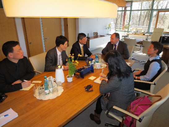 駐慕尼黑辦事處鄭處長兆元於103年3月27日陪同新北市許副市長志堅等乙行訪團拜會史坦堡縣縣長Karl Roth!