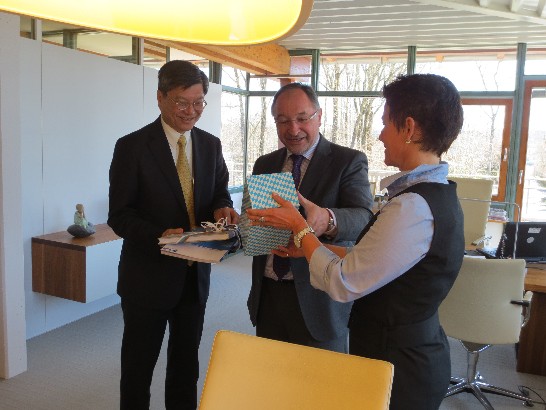 駐慕尼黑辦事處鄭處長兆元於103年3月27日陪同新北市許副市長志堅等乙行訪團拜會史坦堡縣縣長Karl Roth!